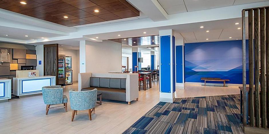 Holiday Inn Express & Suites - Brandon By Ihg Exterior photo