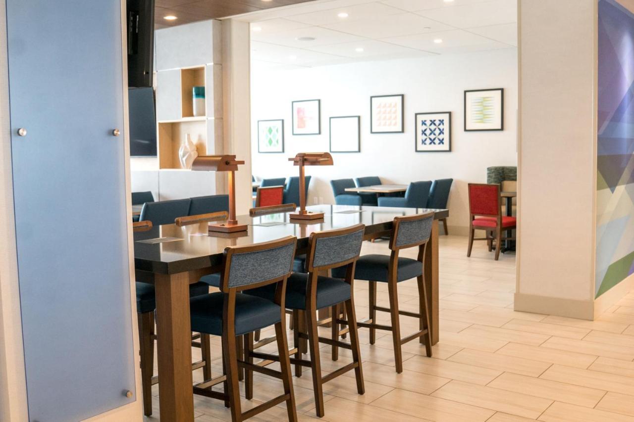 Holiday Inn Express & Suites - Brandon By Ihg Exterior photo