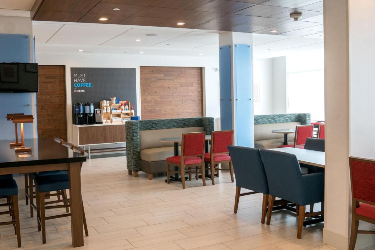 Holiday Inn Express & Suites - Brandon By Ihg Exterior photo