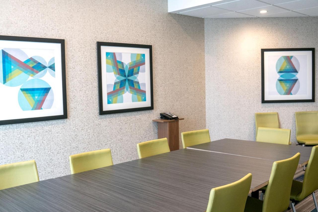Holiday Inn Express & Suites - Brandon By Ihg Exterior photo