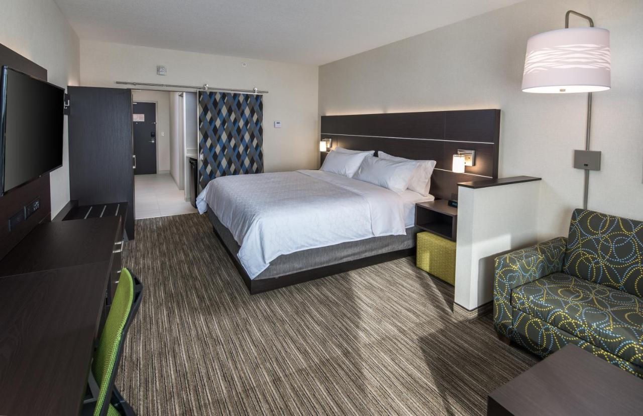 Holiday Inn Express & Suites - Brandon By Ihg Exterior photo