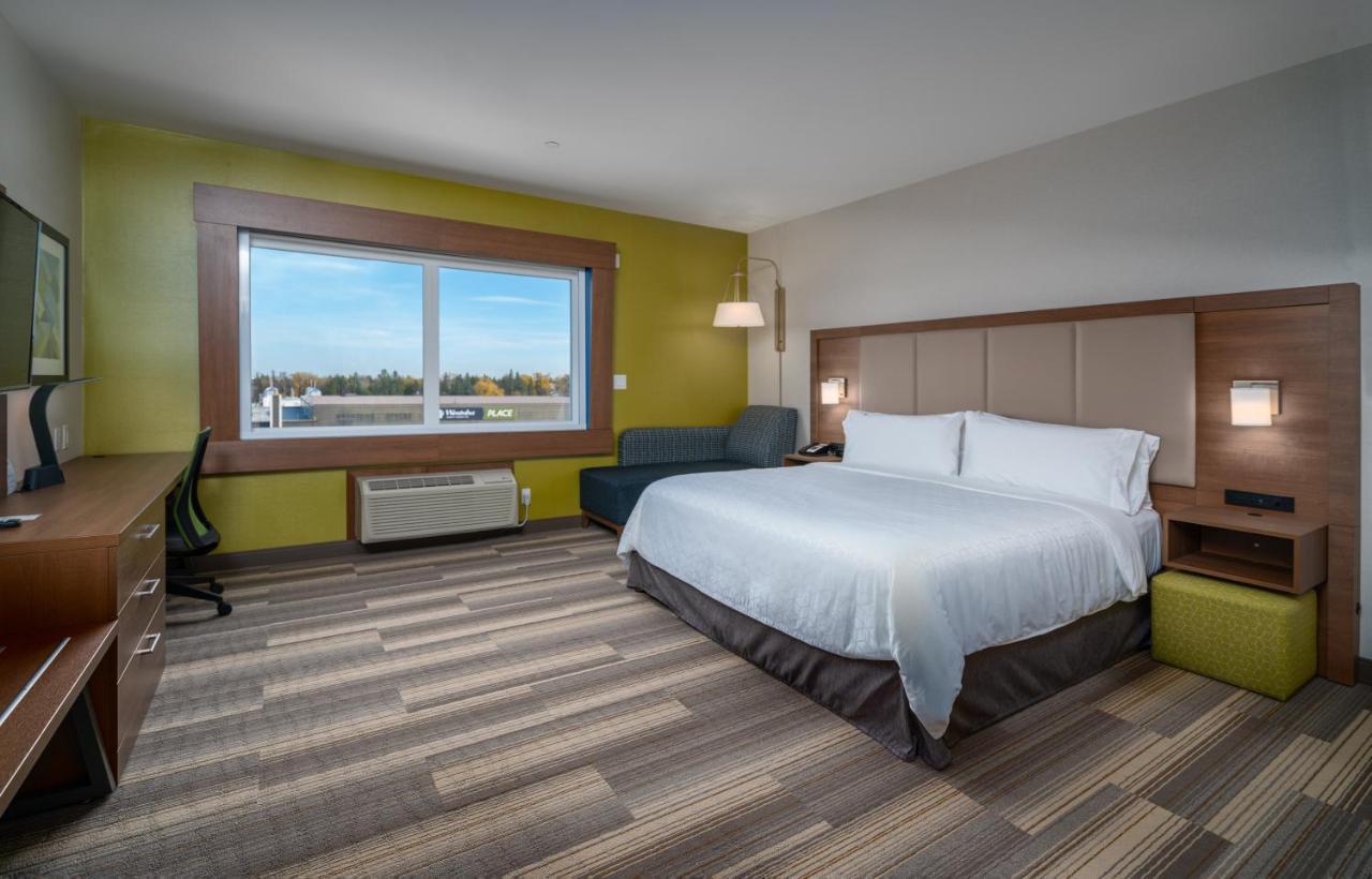 Holiday Inn Express & Suites - Brandon By Ihg Exterior photo