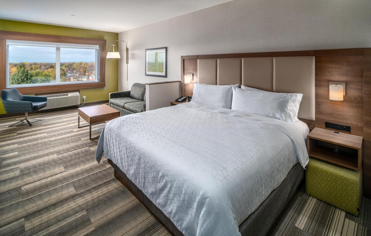 Holiday Inn Express & Suites - Brandon By Ihg Exterior photo