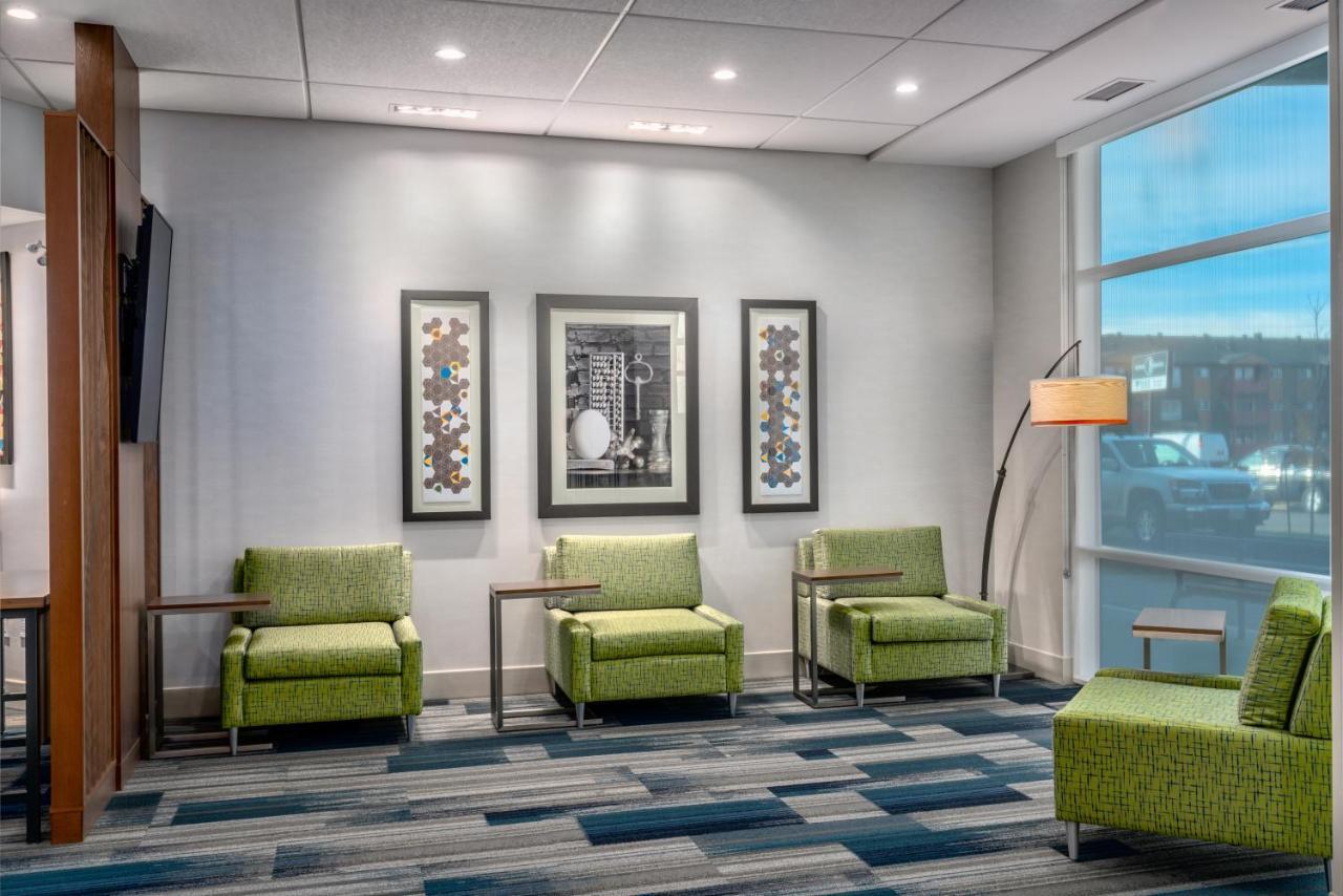 Holiday Inn Express & Suites - Brandon By Ihg Exterior photo