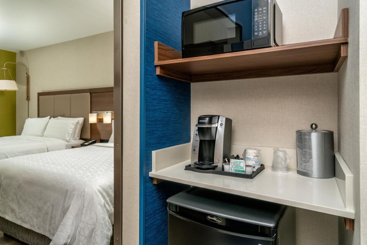 Holiday Inn Express & Suites - Brandon By Ihg Exterior photo