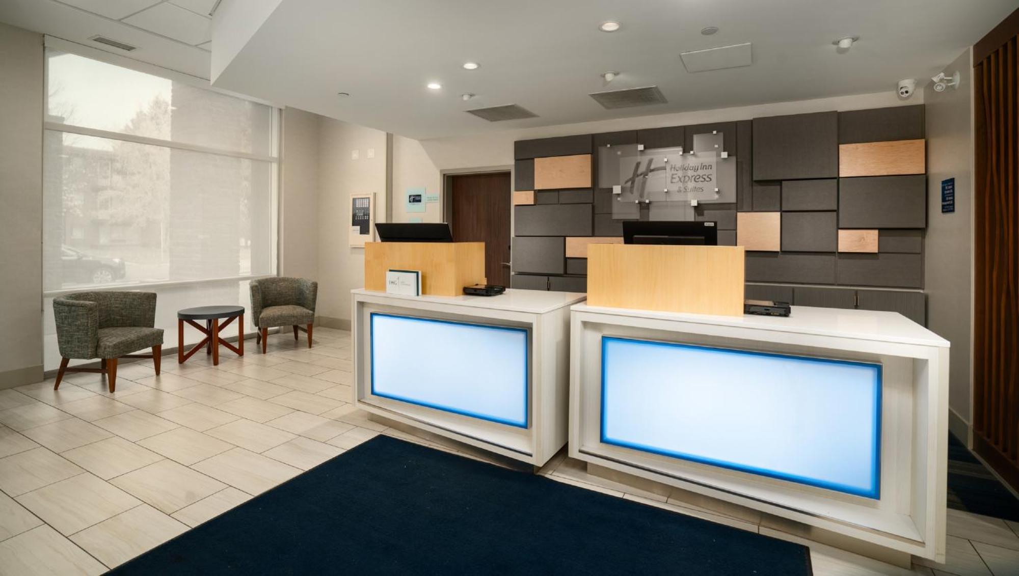 Holiday Inn Express & Suites - Brandon By Ihg Exterior photo